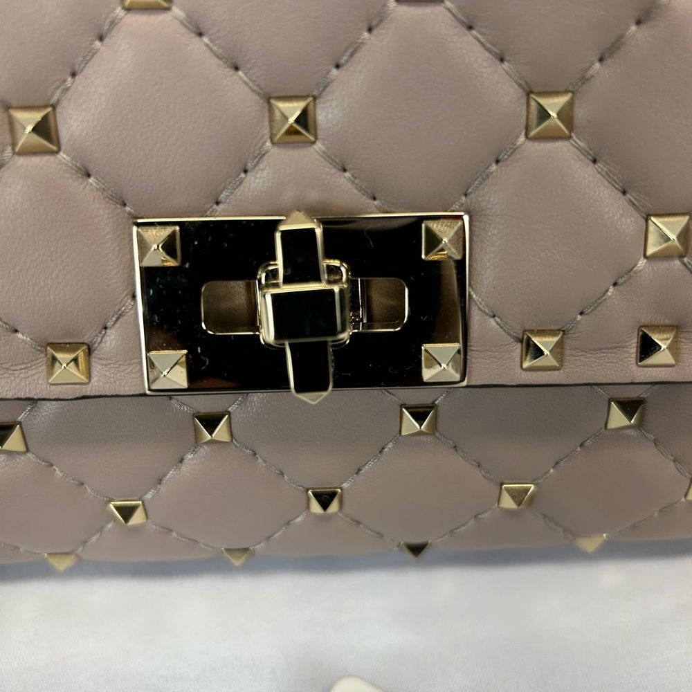 Valentino Garavani

Rockstud Spike Nappa Leather Crossbody Clutch Bag - Picture 2 of 14